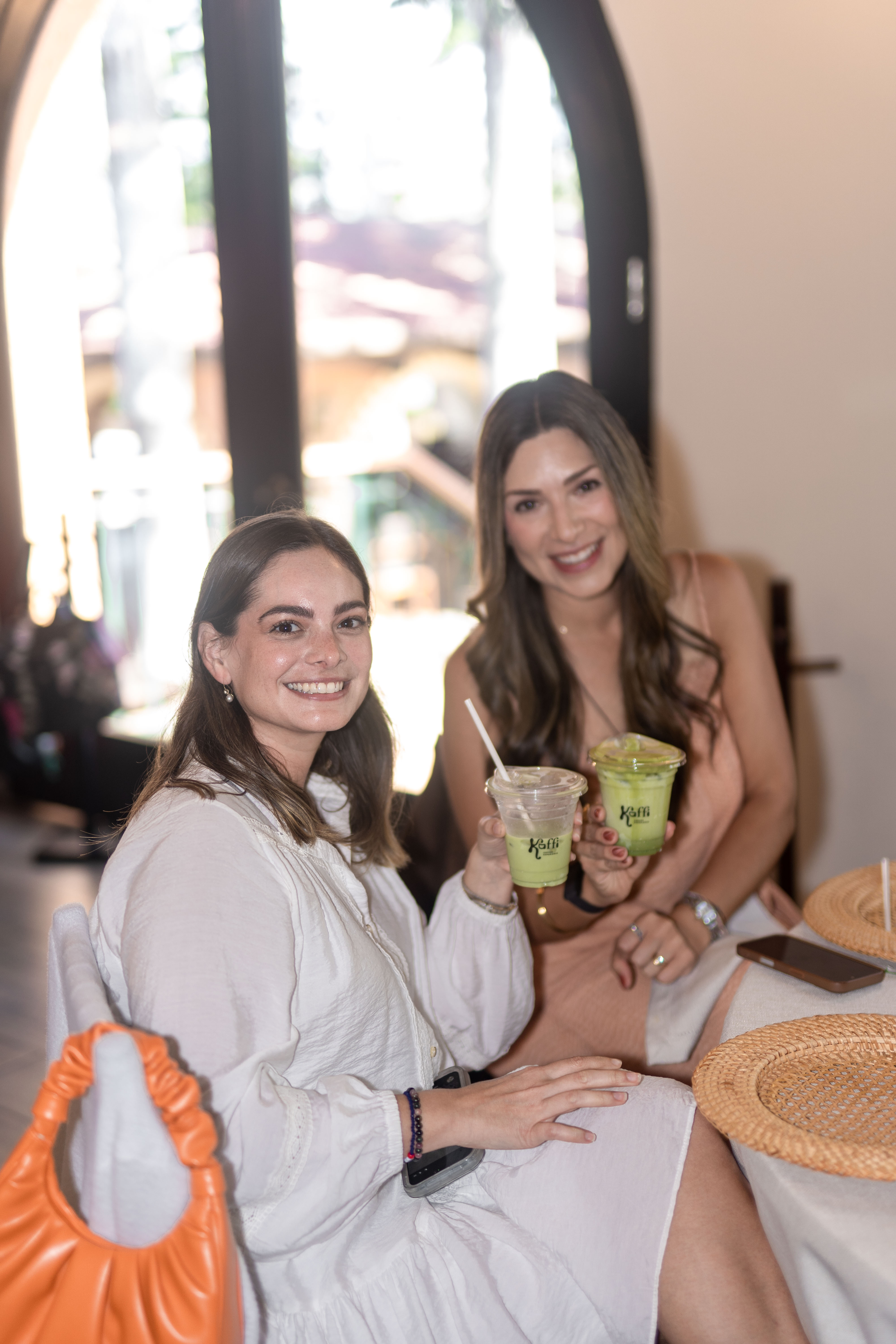 Amigas disfrutando matchas Kaffi en evento Campestre